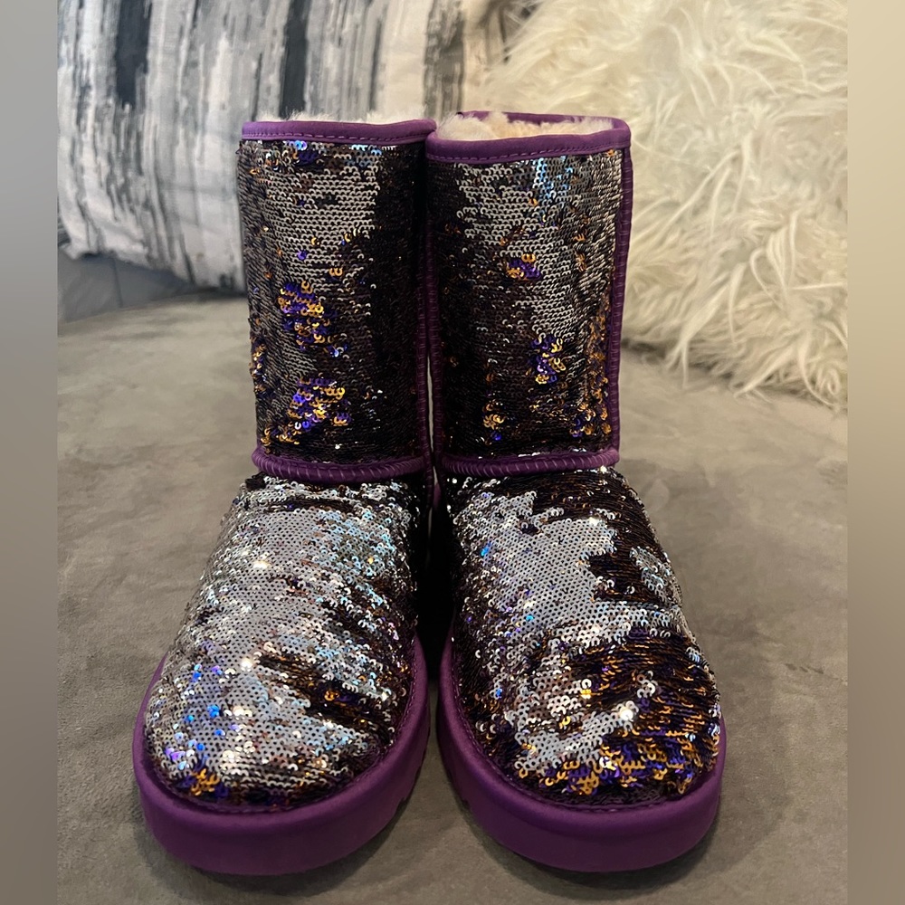 UGG 1002978  Classic Short Sparkle Sequin Fur Lined Boots size 8 only worn once